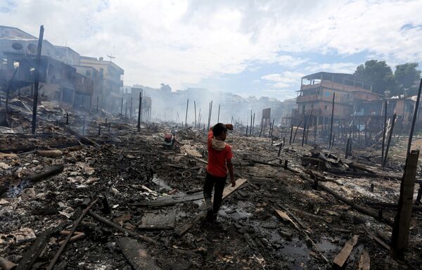 Morador fotografado após incêndio no bairro de Educandos, na cidade de Manaus, Brasil, 18 de dezembro de 2018 - Sputnik Brasil