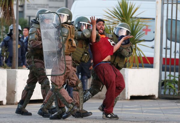 Trabalhador portuário detido pela polícia durante protesto em Valparaíso, Chile, 18 de dezembro de 2018 - Sputnik Brasil