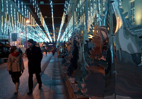 Instalação de espelhos na rua Bolshaya Dmitrovka, Moscou - Sputnik Brasil