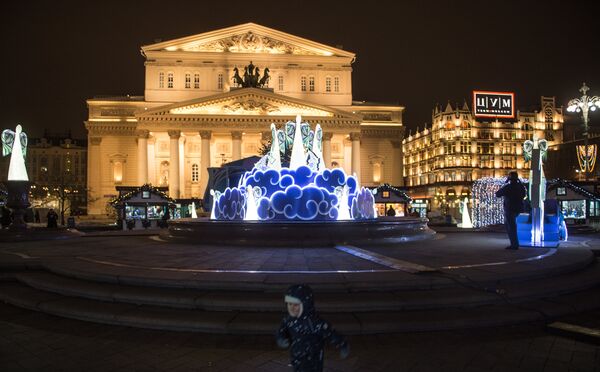 Instalações natalinas na praça Teatralnaya, Moscou - Sputnik Brasil