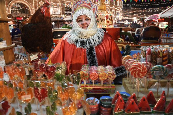 Vendedora de pirulitos na feira tradicional na Praça Vermelha - Sputnik Brasil