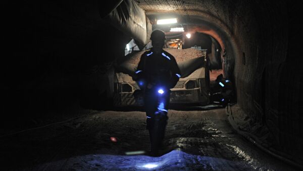 Empregado em equipamento especial andando na mina - Sputnik Brasil
