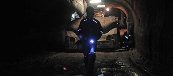 Empregado em equipamento especial andando na mina - Sputnik Brasil