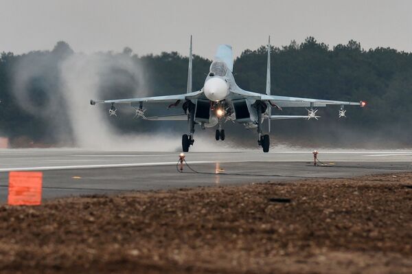 Caça Su-30M2 no aeródromo de Belbek, perto de Sevastopol - Sputnik Brasil