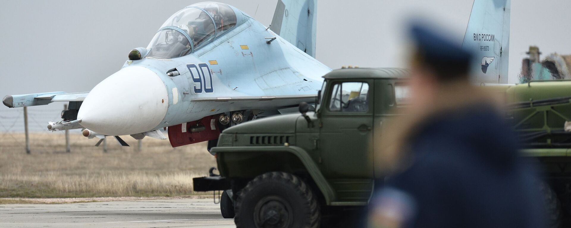 Caça Su-30M2 no aeródromo de Belbek perto de Sevastopol - Sputnik Brasil, 1920, 02.06.2025