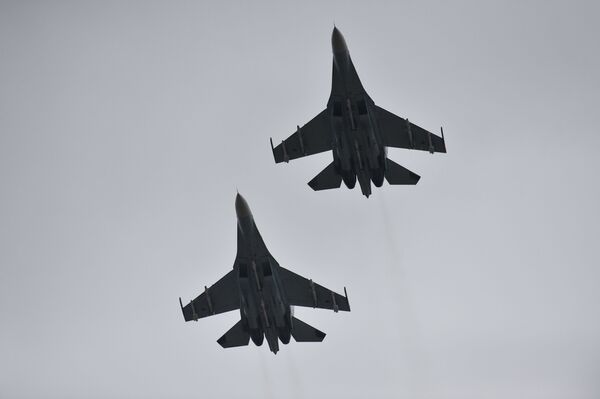 Caças Su-30M2 sobre o aeródromo de Belbek, perto de Sevastopol - Sputnik Brasil