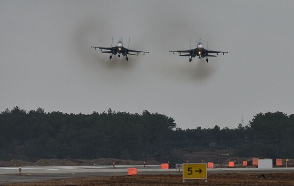 Caças Su-30M2 no aeródromo de Belbek, perto de Sevastopol - Sputnik Brasil