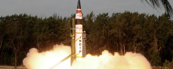 A Índia realizou com sucesso o lançamento de teste do seu inovador míssil balístico intercontinental Agni-5 - Sputnik Brasil