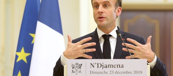 O presidente da França, Emmanuel Macron, durante uma coletiva de imprensa no palácio presidencial de N'Djamena, no Chade em 23 de dezembro de 2018, ao lado do presidente chadiano Idriss Déby - Sputnik Brasil