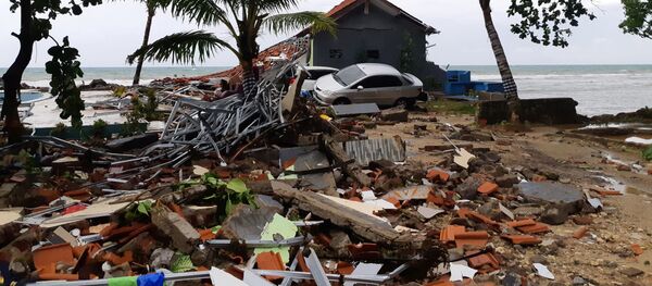 Последствия цунами в Индонезии - Sputnik Brasil