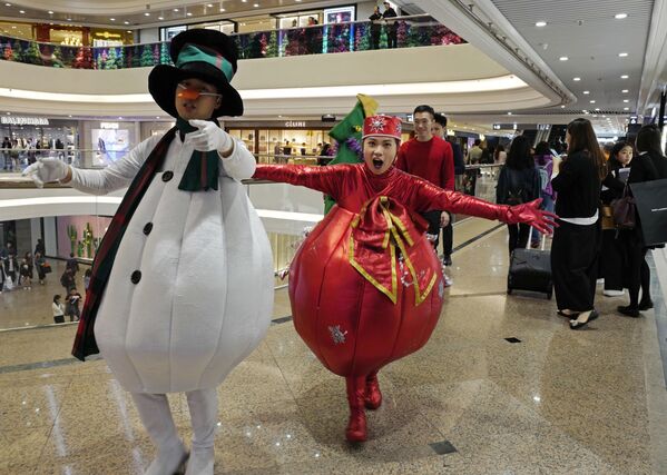 Pessoas vestidas de personagens de Natal se apresentam em shopping center em Hong Kong, China, 24 de dezembro de 2018 - Sputnik Brasil