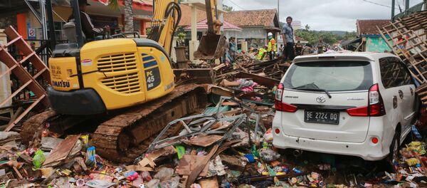 Equipe de resgate procura por sobreviventes após tsunami na ilha de Sumatra, Indonésia, 22 de dezembro de 2018 - Sputnik Brasil