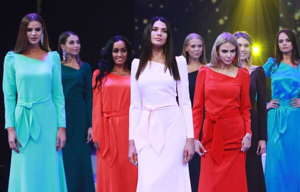 Concorrentes da competição de beleza Miss Moscou 2018, posam para foto de vestido longo, Rússia, 24 de dezembro de 2018 - Sputnik Brasil