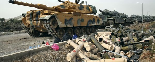 Soldados do Exército turco preparam para usar tanques nos arredores da vila de Sugedigi, na Turquia, fronteira com a Síria. - Sputnik Brasil