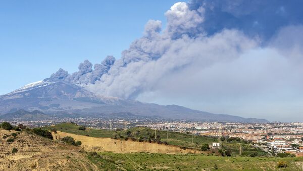 Erupção do vulcão italiano Etna - Sputnik Brasil