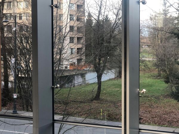 Muro de concreto visto através de uma janela mostra o que aparenta ser um lago - Sputnik Brasil