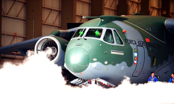 Embraer celebra 50º aniversário com sucesso no Show Aéreo de Paris (Vídeo) Embraer celebra 50º aniversário com sucesso no Show Aéreo de Paris (Vídeo) - Sputnik Brasil