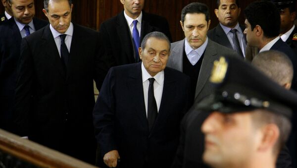 Ex-presidente do Egito Hosni Mubarak chega para testemunhar na Academia Nacional de Polícia do Cairo, Egito - Sputnik Brasil