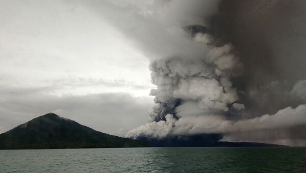 Vulcão Anak Krakatoa, Indonésia em 26 de dezembro, 2018 (foto do arquivo) - Sputnik Brasil