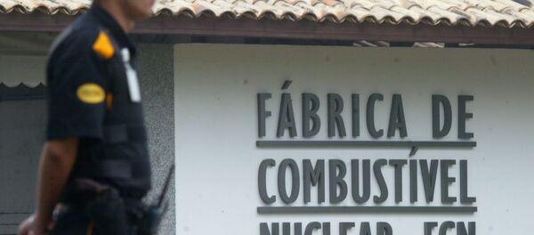 Soldado em frente a uma fábrica de combustíveis nucleares. - Sputnik Brasil