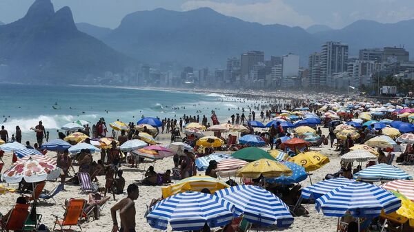 Cariocas e turistas aproveitam dia de praia no Rio de Janeiro - Sputnik Brasil