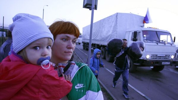 Refugiados ucranianos na fronteira com a Rússia - Sputnik Brasil