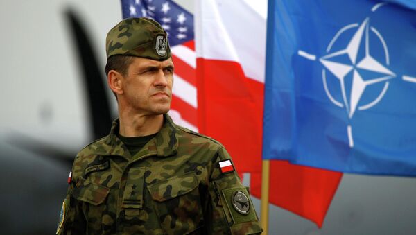 Soldado polonês junto às bandeiras da OTAN, Polônia e EUA em Swidwin, Polônia, 23 de abril 2014 - Sputnik Brasil