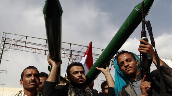 Apoiantes dos rebeldes houthis mostram modelos de mísseis durante uma manifestação na capital do Iêmen em 14 de junho de 2015. - Sputnik Brasil