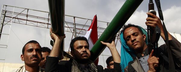 Apoiantes dos rebeldes houthis mostram modelos de mísseis durante uma manifestação na capital do Iêmen. - Sputnik Brasil