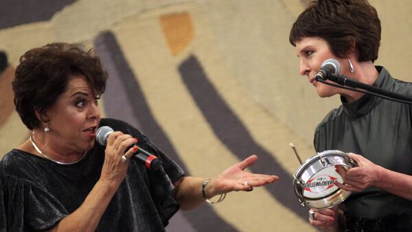 Cantora e compositora Miúcha se apresentando com Georgiana de Moraes, filha do falecido poeta e compositor Vinícius de Moraes, no palácio do Itamaraty, em Brasília, em 16 de agosto de 2010. - Sputnik Brasil