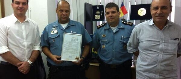 Ex-PM Fabrício Queiroz (primeiro à dir.) ao lado de policiais militares e do seu ex-patrão, Flávio Bolsonaro (primeiro à esq.) Ex-PM Fabrício Queiroz (primeiro à dir.) ao lado de policiais militares e do seu ex-patrão, Flávio Bolsonaro (primeiro à esq.) - Sputnik Brasil