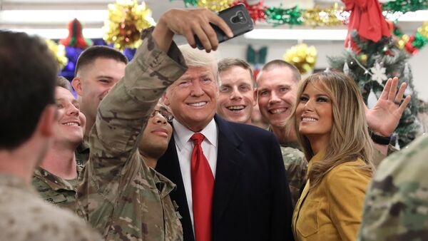 Presidente dos EUA Donald Trump e sua esposa Melania Trump visitam base militar norte-americana no Iraque - Sputnik Brasil