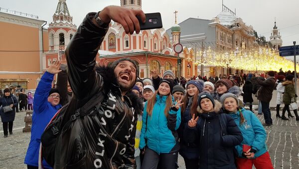 Crianças, durante excursão pela Praça Vermelha, pedem para tirar foto com Tomer Savoia, que virou meme mais comentado na Rússia durante a Copa, 27 de dezembro de 2018 - Sputnik Brasil