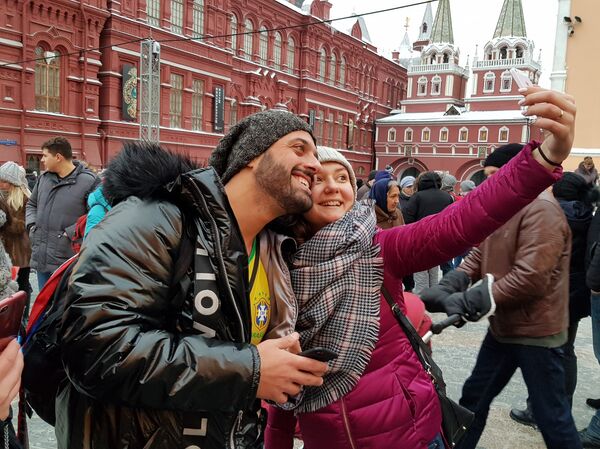 Jovem russa tira selfie com Tomer Savoia na Praça Vermelha, 27 de dezembro de 2018 - Sputnik Brasil