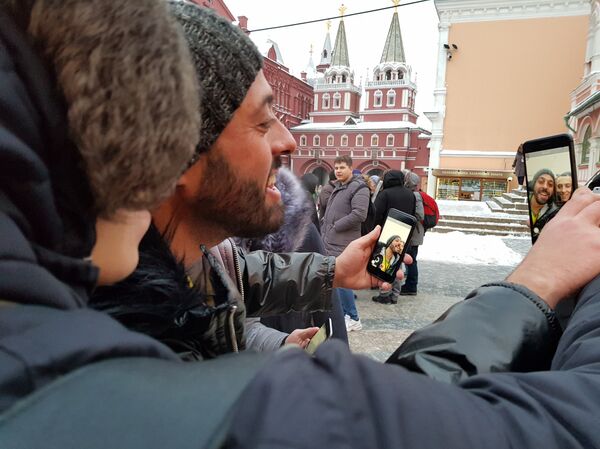 Fã faz uma live com Tomer Savoia na Praça Vermelha, 27 de dezembro de 2018 - Sputnik Brasil