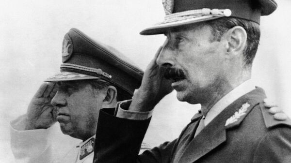 O ditador chileno Augusto Pinochet e seu homólogo argentino, Jorge Rafael Videa. - Sputnik Brasil