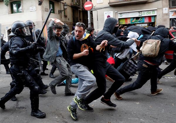 Confronto entre policiais e manifestantes durante protesto contra a reunião do gabinete espanhol em Barcelona - Sputnik Brasil