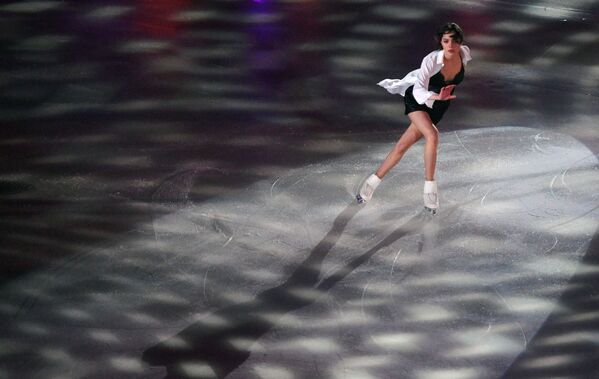 Yevgenia Medvedeva se apresenta no Campeonato de Patinação Artística no Gelo da Rússia, em Saransk - Sputnik Brasil