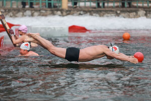 Homem durante competição de natação de inverno a -21°C em Shenyang, na China - Sputnik Brasil