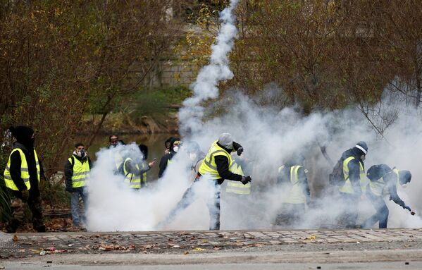 Manifestantes do movimento coletes amarelos entram em confronto com policiais em Paris - Sputnik Brasil