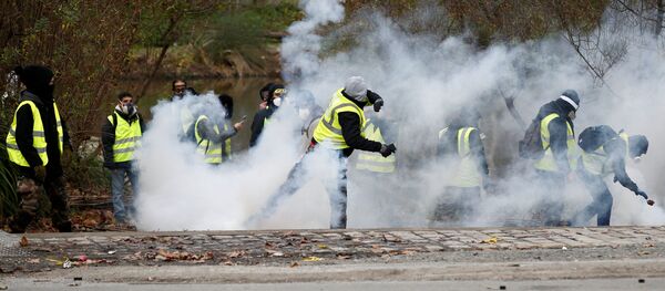 Manifestantes do movimento coletes amarelos entram em confronto com policiais em Paris - Sputnik Brasil