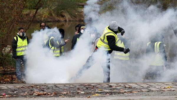 Manifestantes do movimento coletes amarelos entram em confronto com policiais em Paris - Sputnik Brasil
