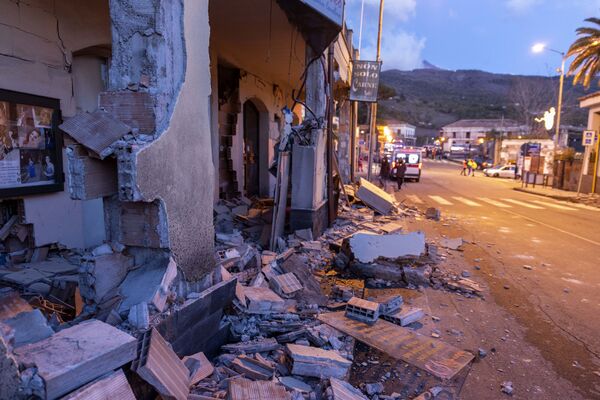 Consequências do terremoto causado pela erupção do vulcão Etna, na Itália - Sputnik Brasil