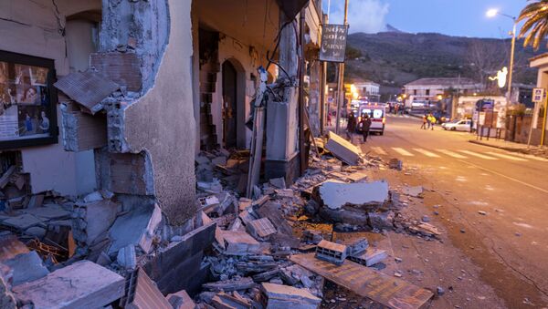 Consequências do terremoto causado pela erupção do vulcão Etna, na Itália - Sputnik Brasil