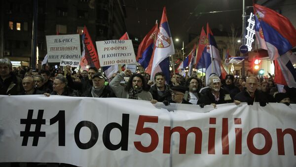 Manifestantes realizam protesto contra o presidente sérvio, Aleksandar Vucic, em Belgrado - Sputnik Brasil