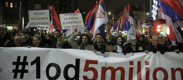 Manifestantes realizam protesto contra o presidente sérvio, Aleksandar Vucic, em Belgrado - Sputnik Brasil