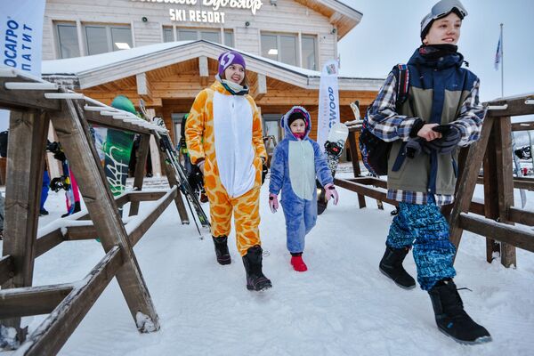 Turistas na encosta norte do complexo de esqui Bolshoi Vudyavr na cidade de Kirovsk, na região russa de Murmansk - Sputnik Brasil