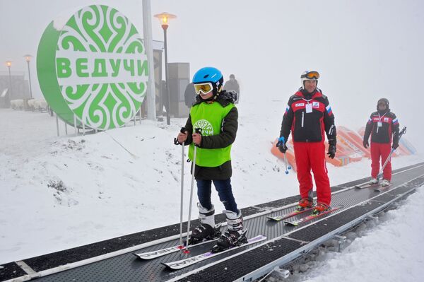 Atletas sobem para o topo da pista depois de esquiarem na estação Veduchi, na república de Chechênia - Sputnik Brasil