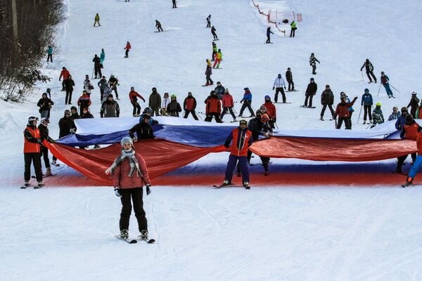 Turistas e atletas durante a abertura da estação de esqui Sobolinaya Gora, em Baikalsk - Sputnik Brasil