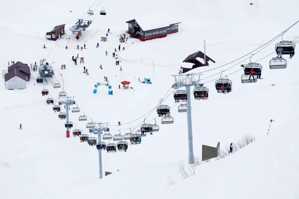 Abertura da temporada de esqui e snowboard na estação Gorky Gorod, em Sochi, localizada a uma altura de 2.000 metros acima do nível do mar - Sputnik Brasil